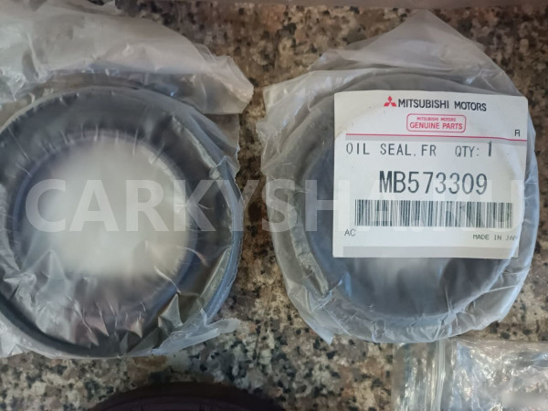 Сальник ступицы передней внутренний Митцубиси Mitsubishi Colt оригинальный номер MB573309 MB303875
