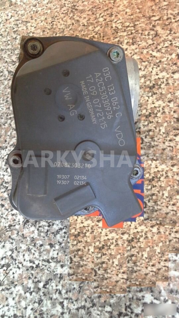 Заслонка дроссельная Шкода Фабия Skoda Fabia Volkswagen Golf оригинальный номер 03C133062C
