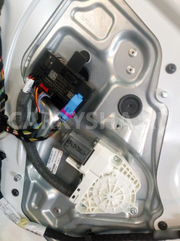 Стеклоподъемник задний Skoda Yeti 5L0839402B Skoda Yeti оригинальный номер 5L0839402B